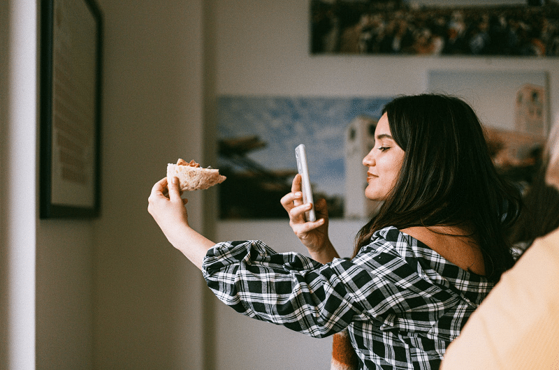infleuncer selfie Influencer marketing trends: Use of #ad in UK drops by 35%